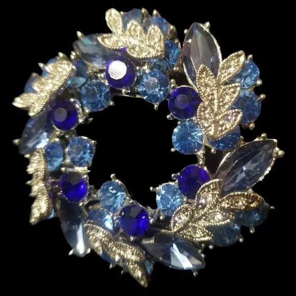 ⭐️ Vintage Blue/Clear Rhinestone Wreath in Silvertone Brooch/Pendant - Picture 4 of 8